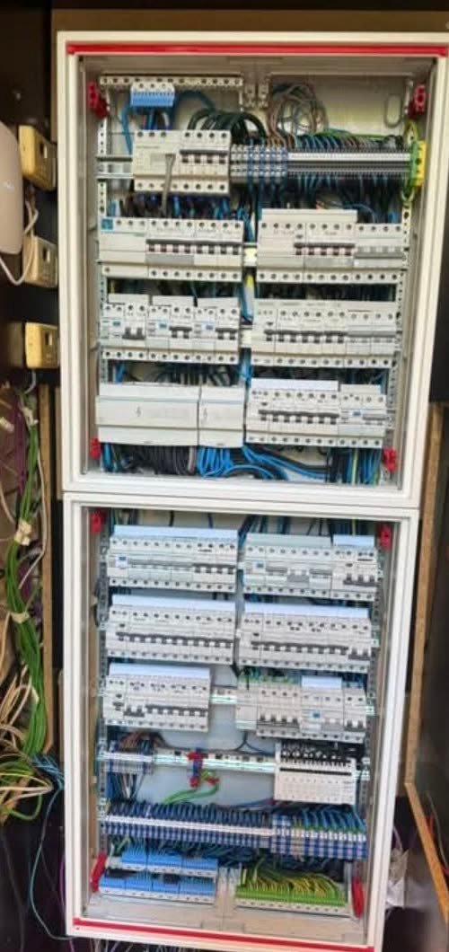 Le même tableau après rénovation par BK ELECTRO, en deux coffrets structurés