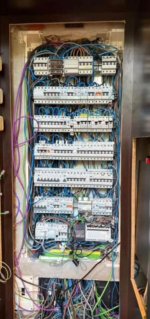 Tableau électrique avant rénovation, câblage encombré